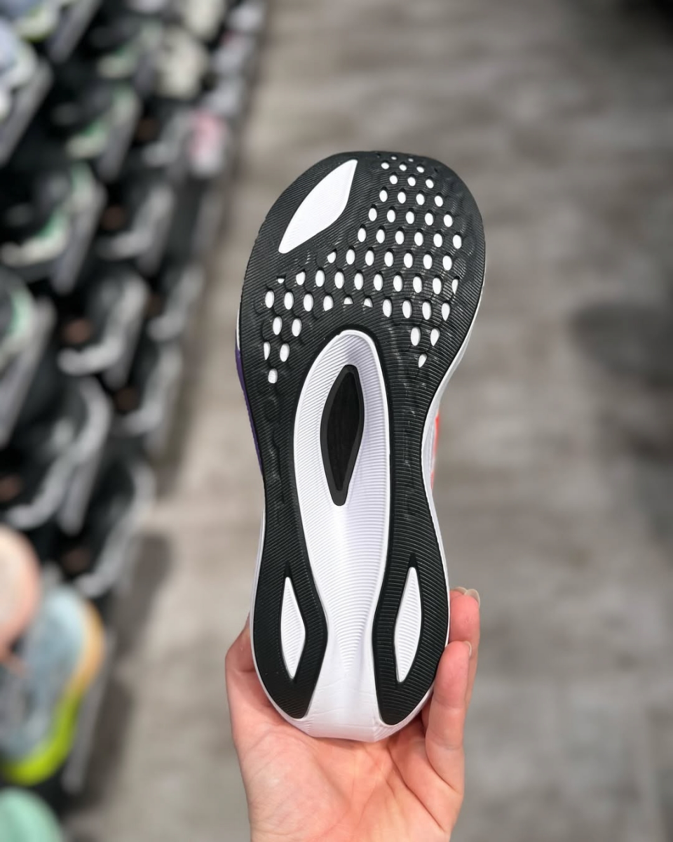 Đế ngoài ASICSGRIP – Magic Speed 4 giúp runner bám đường và kiểm soát tốt hơn