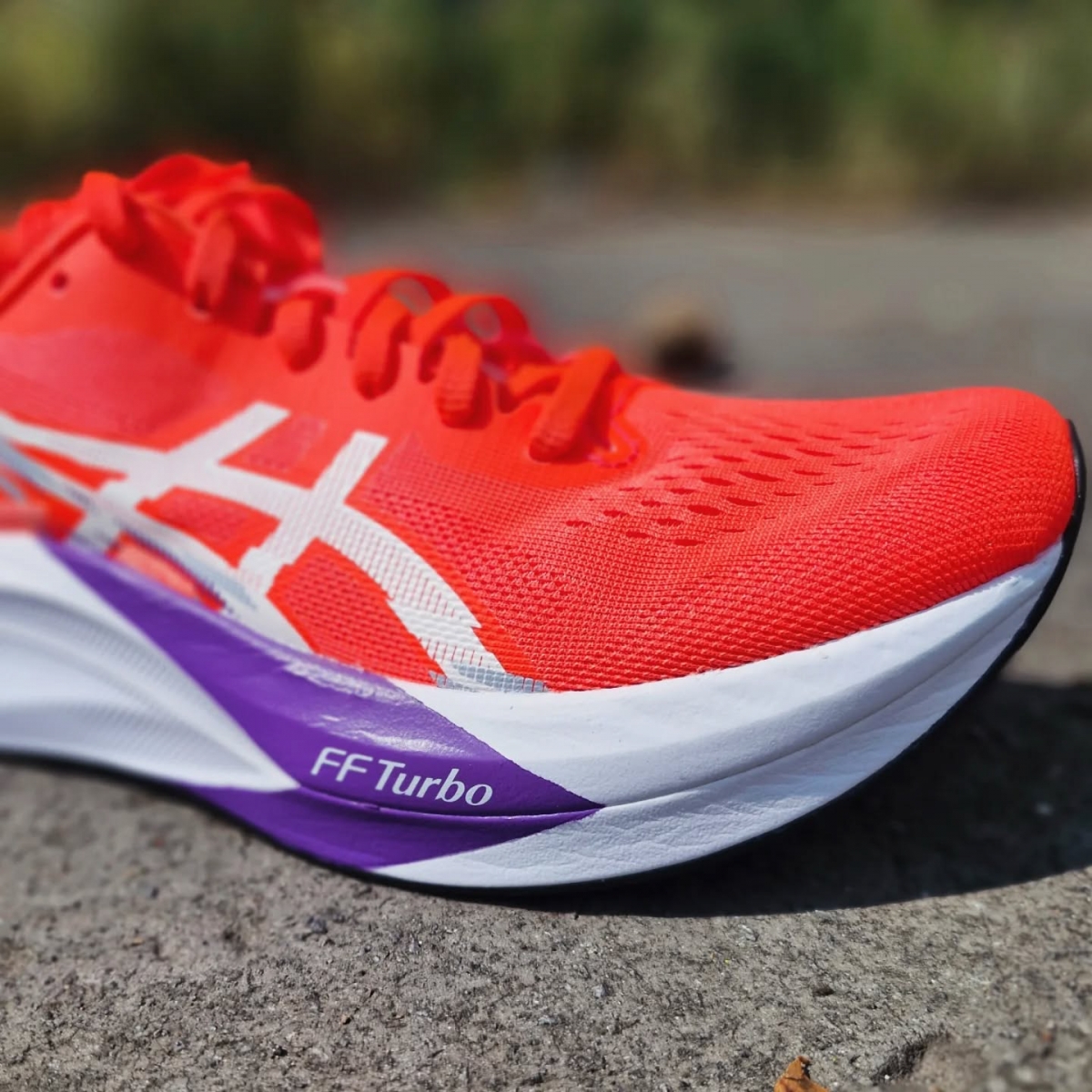 Asics Magic Speed 4- Upper tái chế – thoáng khí, ôm chân và bền vững