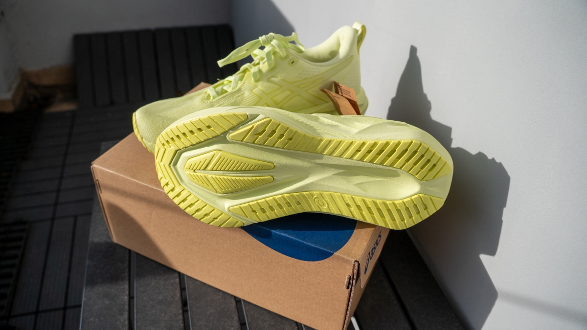 Giày chạy bộ nam Asics Novablast 5