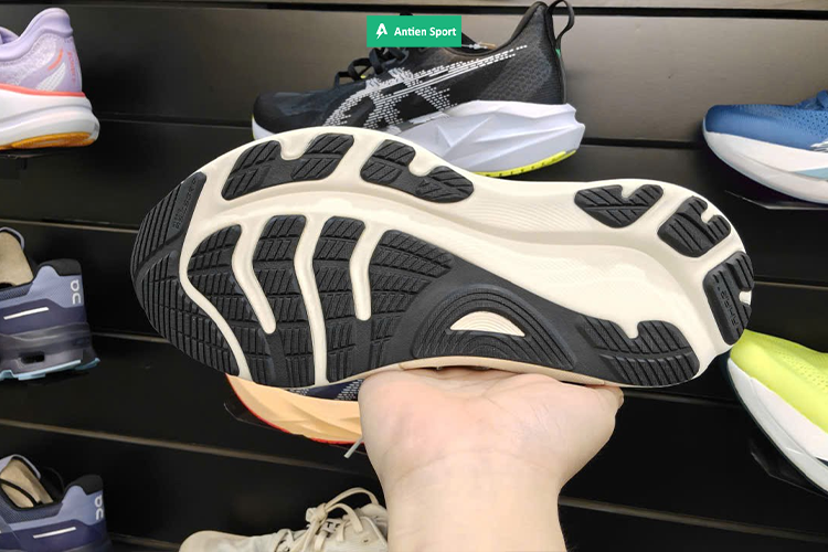 Đế ngoài cung cấp độ bền bỉ tối đa, sẵn sàng chinh phục mọi cung đường