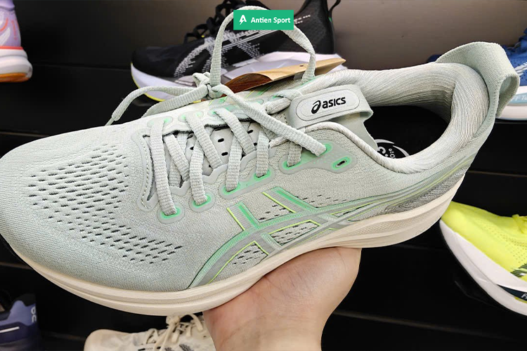 Upper thoáng khí tối đa với chất liệu vải cao cấp