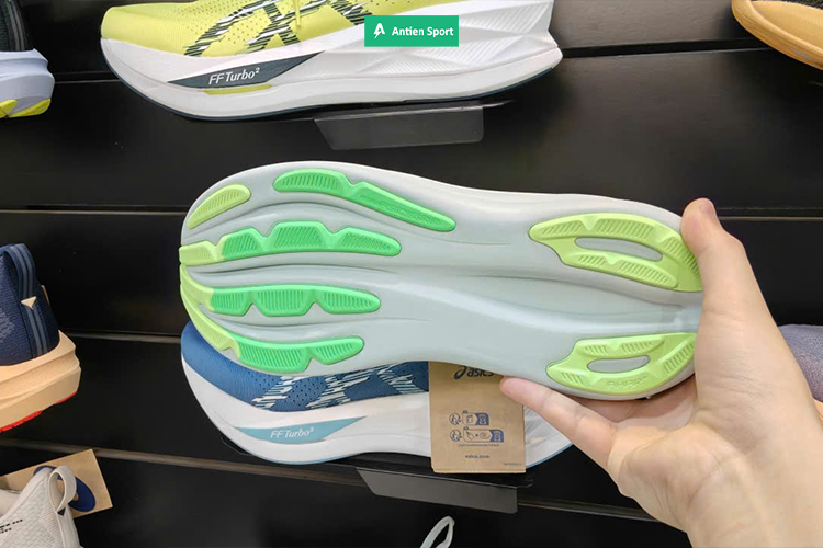 Outsole bền bỉ với chất liệu cao su cứng cáp, giữ giày luôn chắc chắn trong mọi cung đường