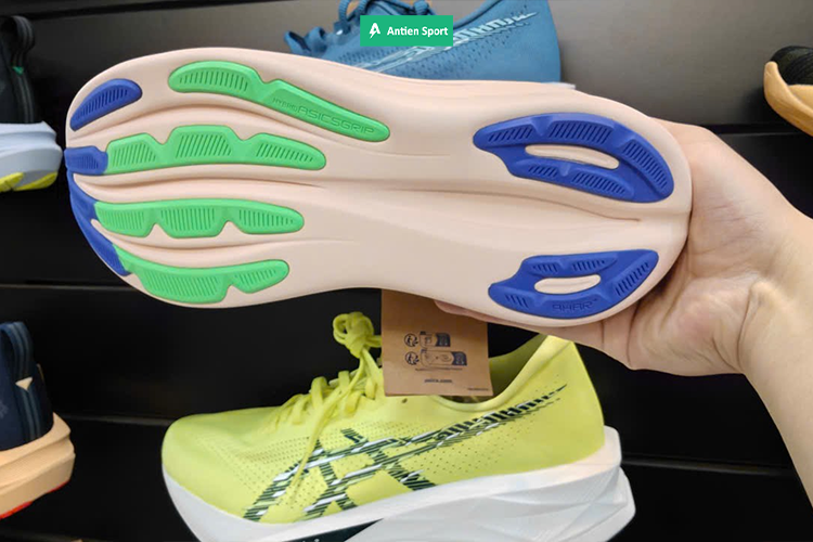 Outsole từ chất liệu bền bỉ, cung câp khả năng bám đường vượt trội