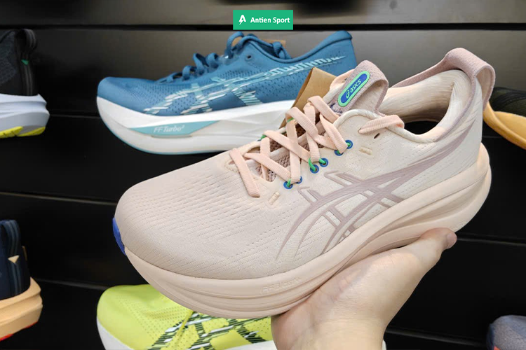 Upper từ vải kỹ thuật cung cấp độ thoáng mát tốt song song với form dáng bền bỉ trong mọi thời tiết