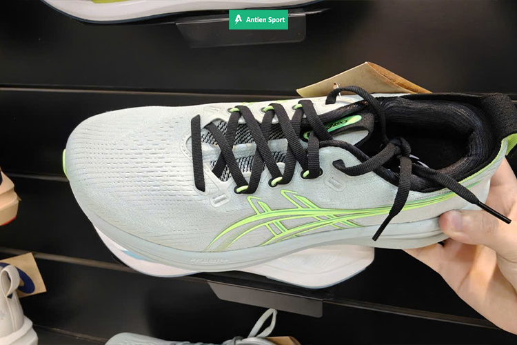 Upper thoáng mát, giữ form bền bỉ ôm gọn bàn chân 1 cách chắc chắn