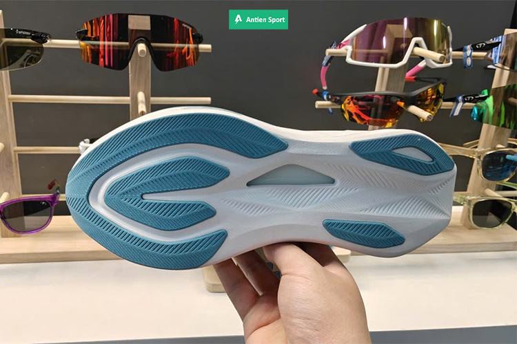 Đế ngoài ASICSGRIP tăng cường khả năng bám đất trong những bề mặt trơn trượt