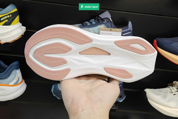 Đế ngoài cung cấp lực bám mạnh mẽ trong mọi bề mặt khác nhau