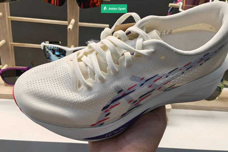 Hệ thống upper thoáng khí tối đa, hỗ trợ không gian thoải mái nhất cho đôi chân