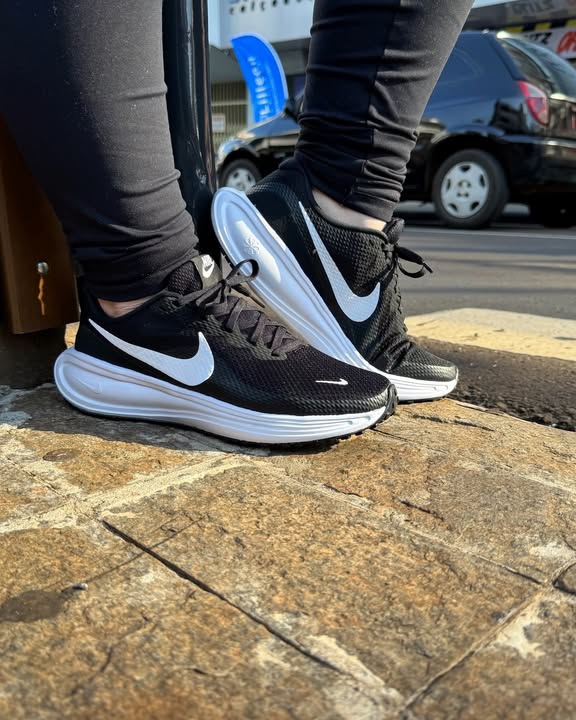 Giày chạy bộ nam Nike Revolution 8