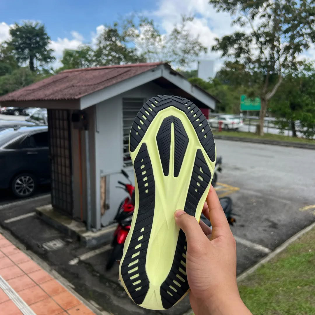 outsole (đế ngoài)- một trong 3 phần quan trọng nhất của giày chạy bộ