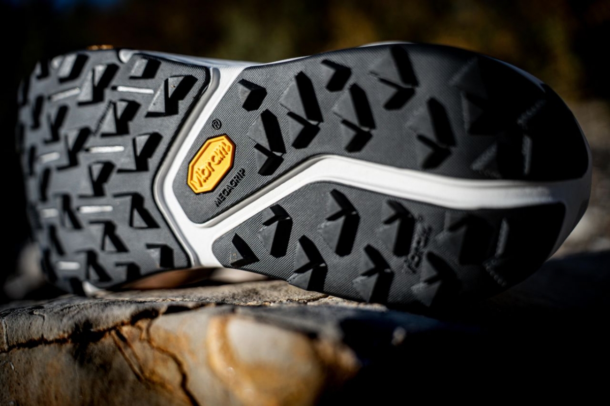 Đế Vibram® Megagrip và trọng lượng nhẹ tạo nên một đôi giày chạy trail đa dụng, dễ dùng