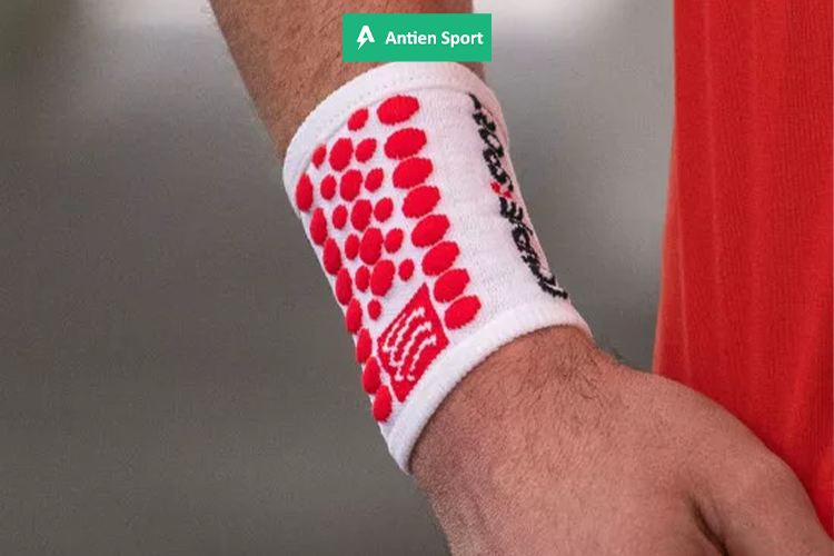 Tích hợp chất vải kỹ thuật cao cấp, mang đến khả năng co giãn linh hoạt