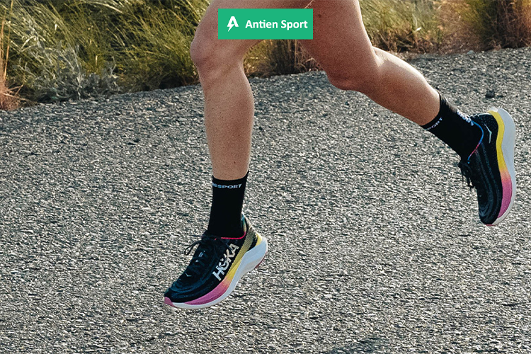 Thiết kế thoáng mát tối đa giúp cải thiện cảm nhận bàn chân khi tiếp đất