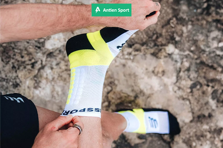 Thiết kế với kiểu dáng Crew-length cho phần cổ có độ cao vừa đủ, cung cấp khả năng cố định tốt cho bàn chân