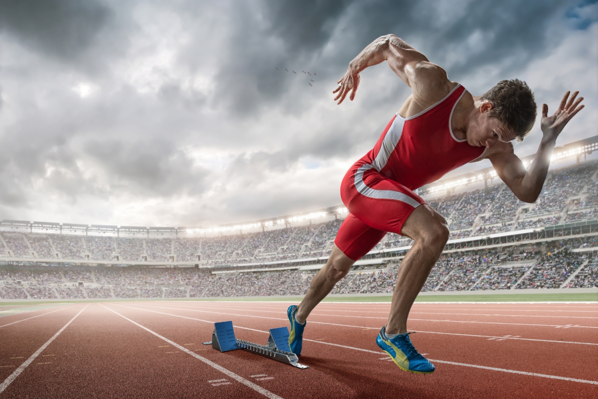  chạy interval là bài tập xen kẽ giữa các đoạn chạy nhanh (ở ngưỡng cao gần VO₂max) và khoảng nghỉ chủ động (thường bằng chạy chậm hoặc đi bộ)