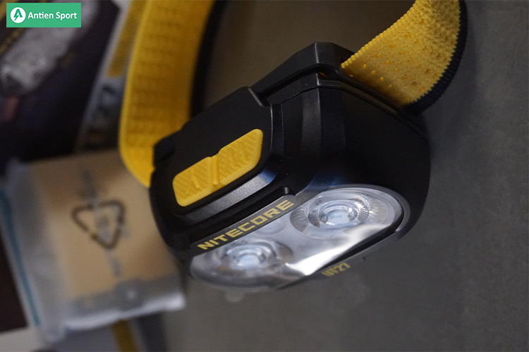 đèn pin Nitecore UT27 Pro có hệ thống nút bấm gồm hai nút W và Y