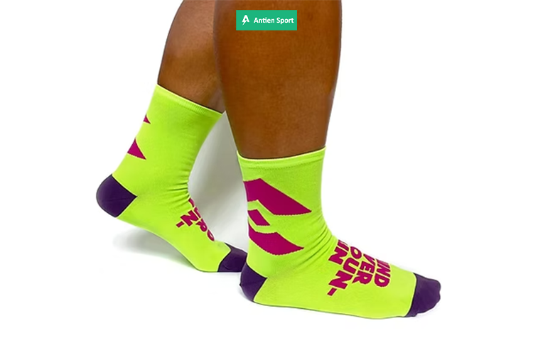 Thiết kế ôm chân với công nghệ dệt không đường may, hạn chế trầy xước mạnh mẽ