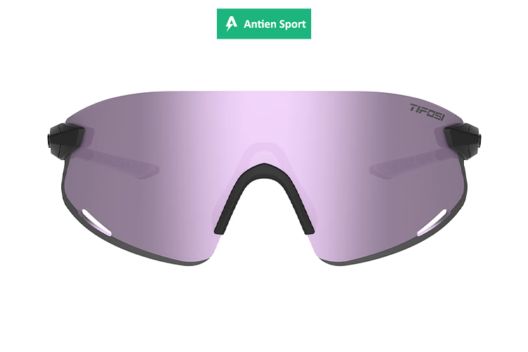 Tích hợp lỗ thông hơi mang đến khả năng thoáng khí tối đa, giữ tầm nhìn luôn ổn định trong mọi môi trường